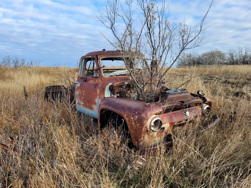 Rusty vehicle in a field